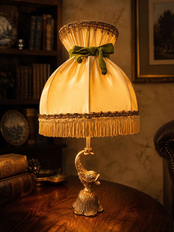  Mosadzná lampa s motívom delfína 